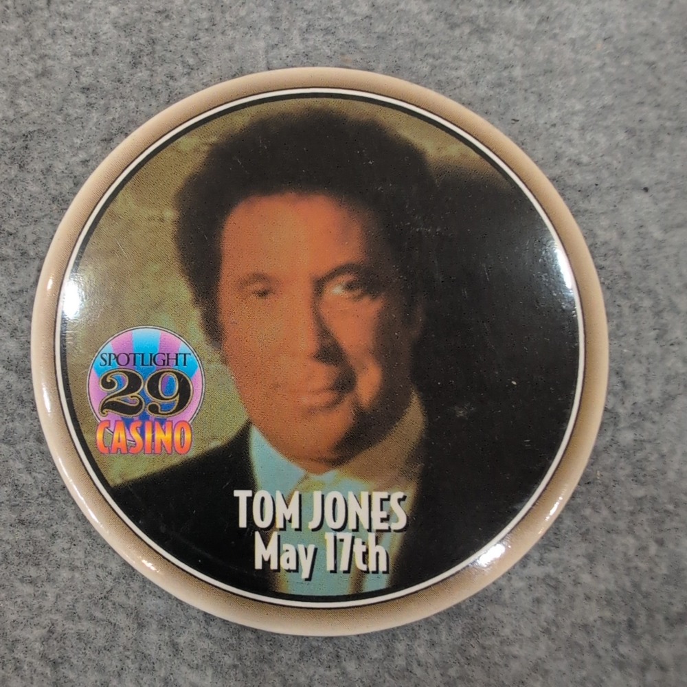Tom Jones Spotlight 29 Casino Commemorative Pin May 17th Collectible Pinback - Picture 1 of 2